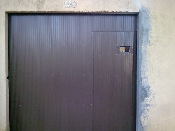 Portão em Lambri com porta social.